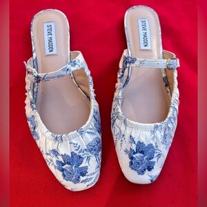 Steve Madden Cream and Blue Floral Flats